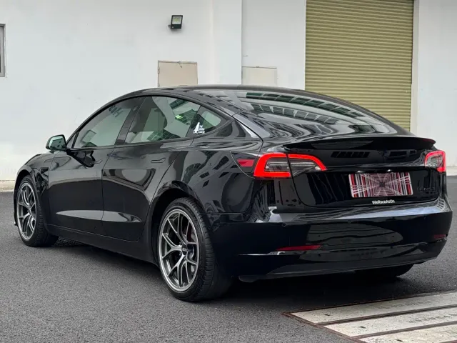 Tesla Model 3 — Фото автомобиля 9