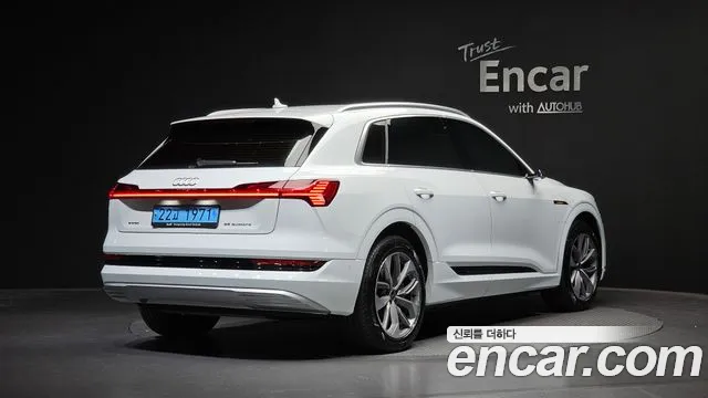 Audi e-tron — Фото автомобиля 2