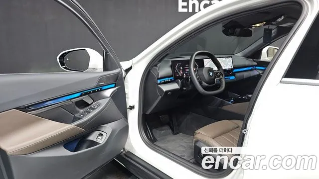 BMW 5 Series G60 — Фото автомобиля 10