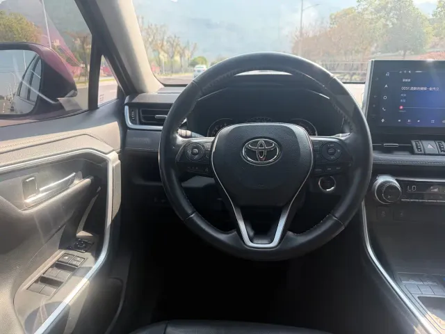 Toyota RAV4 — Фото автомобиля 8