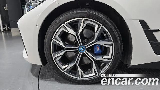 BMW i4 — Фото автомобиля 5