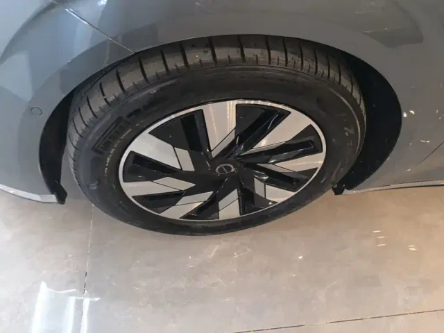 Volvo EM90 — Фото автомобиля 22