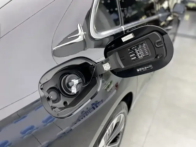 Mercedes-Benz Mercedes-Benz E-Class 2025 Facelift E 300 L Luxury — Фото автомобиля 12