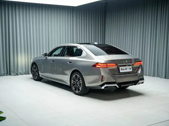 BMW 5 Series — Фото автомобиля 10