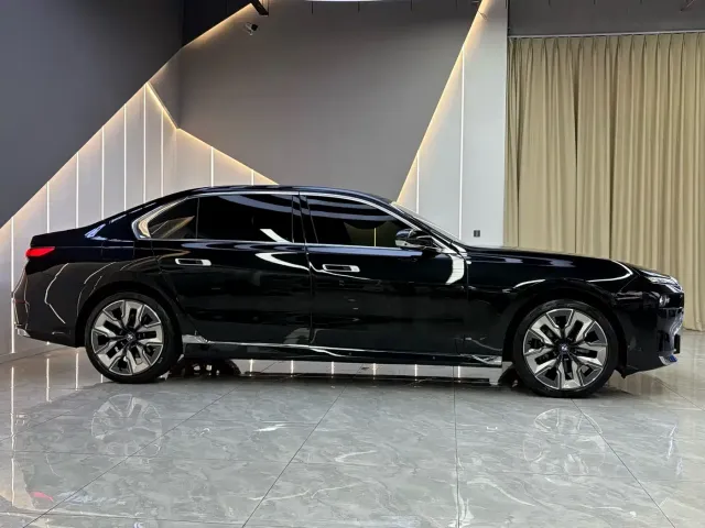 BMW BMW 7 Series 2023 Model 740Li Premium Luxury Package — Фото автомобиля 4