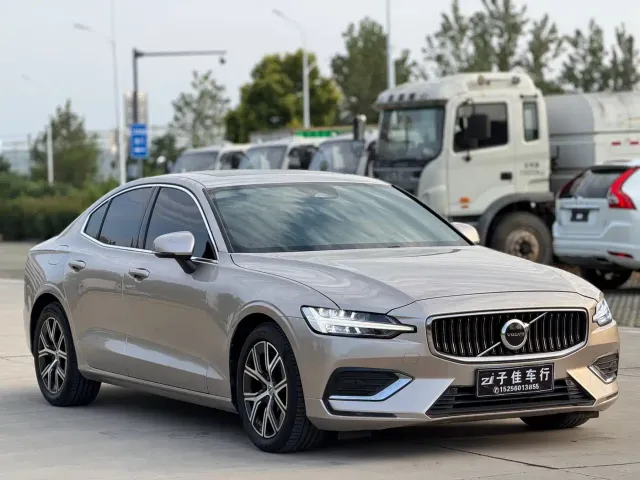 Volvo S60 — Фото автомобиля 3