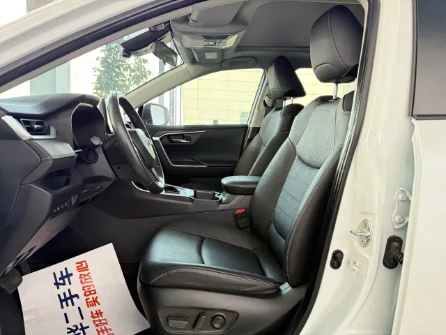 Toyota RAV4 — Фото автомобиля 6
