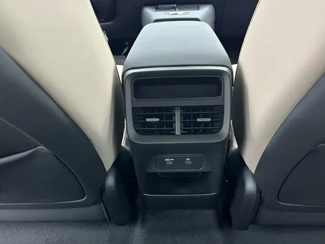 Volvo XC70 Plug-in Hybrid — Фото автомобиля 6