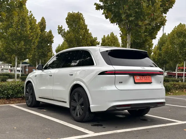 Li Auto L8 — Фото автомобиля 15