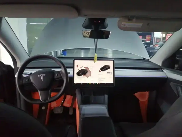 Tesla Model Y — Фото автомобиля 9