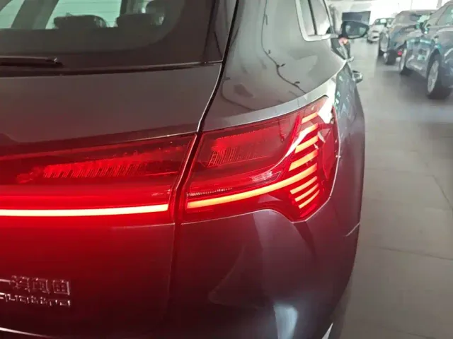 Audi e-tron — Фото автомобиля 7