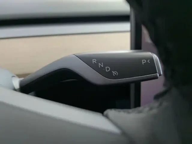 Tesla Model 3 — Фото автомобиля 13