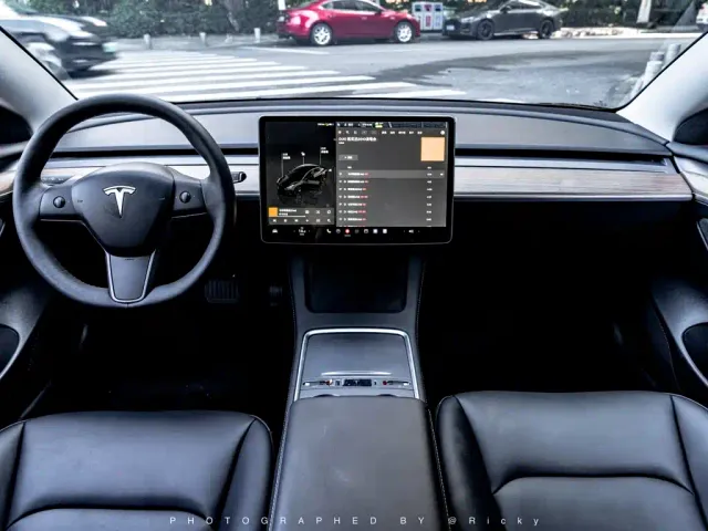 Tesla Model 3 — Фото автомобиля 3