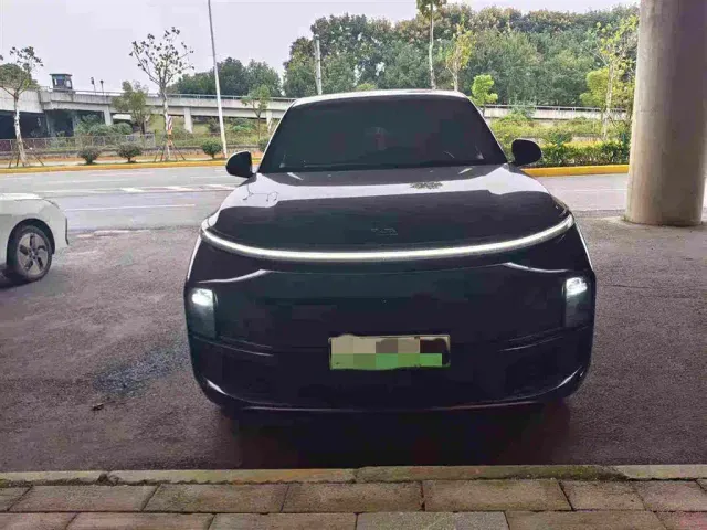 Li Auto L8 — Фото автомобиля 2