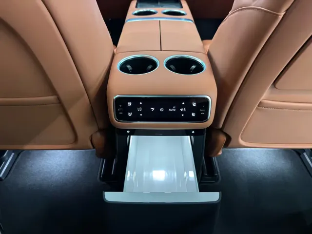 Li Auto L8 — Фото автомобиля 19