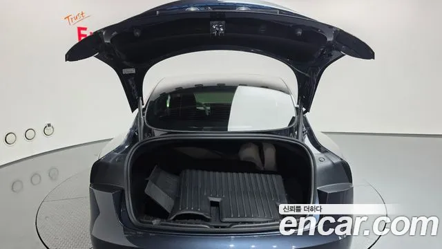 Tesla Model 3 — Фото автомобиля 20