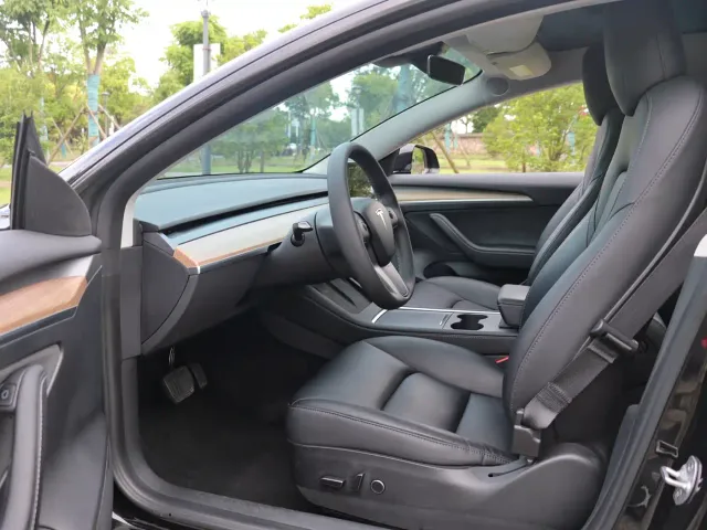 Tesla Model 3 — Фото автомобиля 12