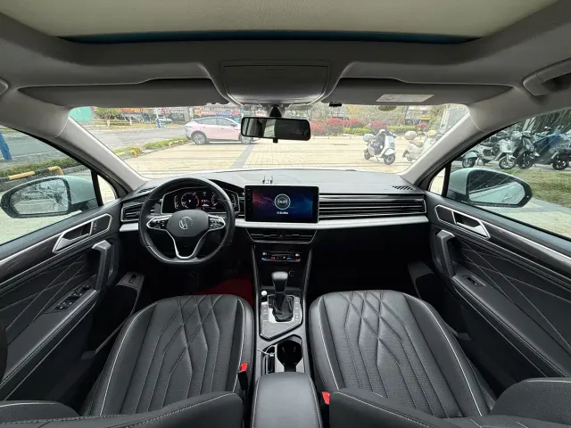 Volkswagen Tiguan L — Фото автомобиля 6