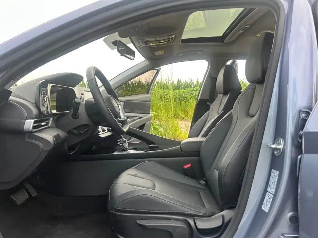 Hyundai Elantra — Фото автомобиля 12