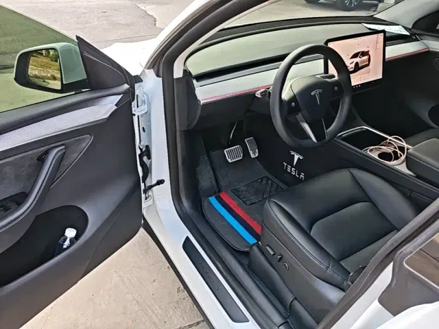 Tesla Model Y — Фото автомобиля 15