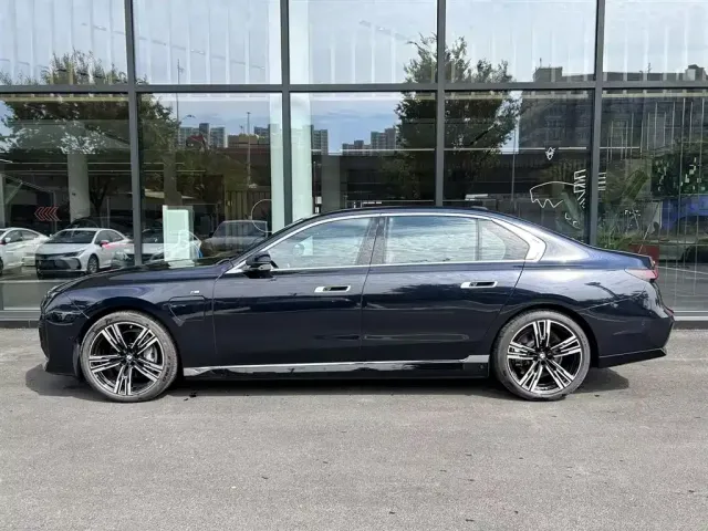 BMW BMW i7 2023 eDrive50L Premium M Sport Package — Фото автомобиля 3
