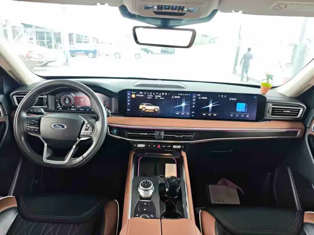 Ford Explorer — Фото автомобиля 8