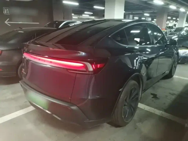 Tesla Model Y — Фото автомобиля 6