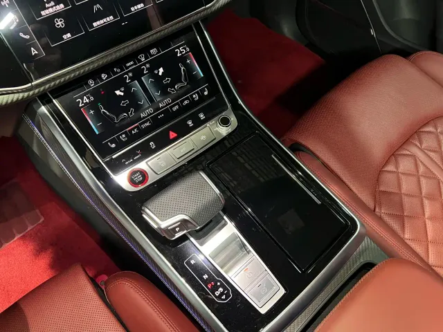 Audi SQ7 — Фото автомобиля 14