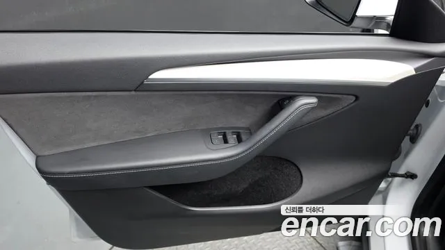 Tesla Model Y — Фото автомобиля 13