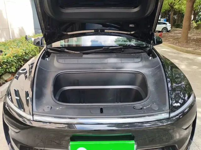 Tesla Model Y L — Фото автомобиля 19
