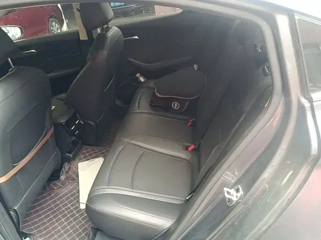 Roewe i5 — Фото автомобиля 16