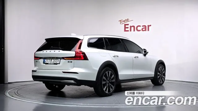 Volvo V60 Cross Country 2nd Gen — Фото автомобиля 2