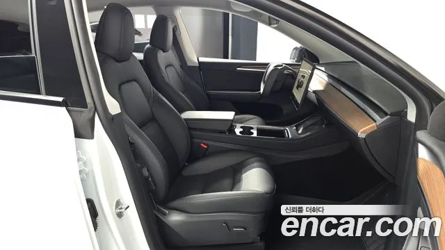Tesla Model Y — Фото автомобиля 16