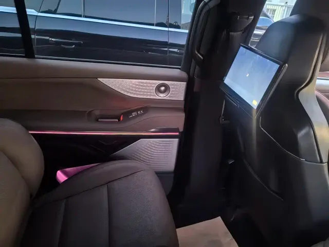 Lincoln Navigator — Фото автомобиля 2
