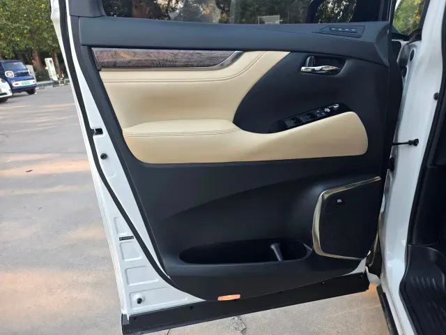 Toyota Vellfire — Фото автомобиля 8