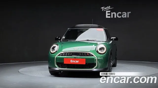 MINI Cooper Generation 4 — Фото автомобиля 2