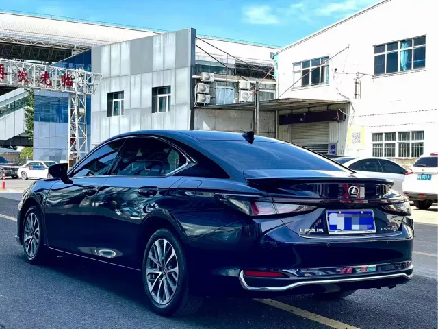 Lexus ES — Фото автомобиля 7