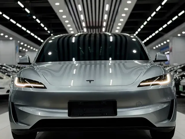 Tesla Model 3 — Фото автомобиля 2