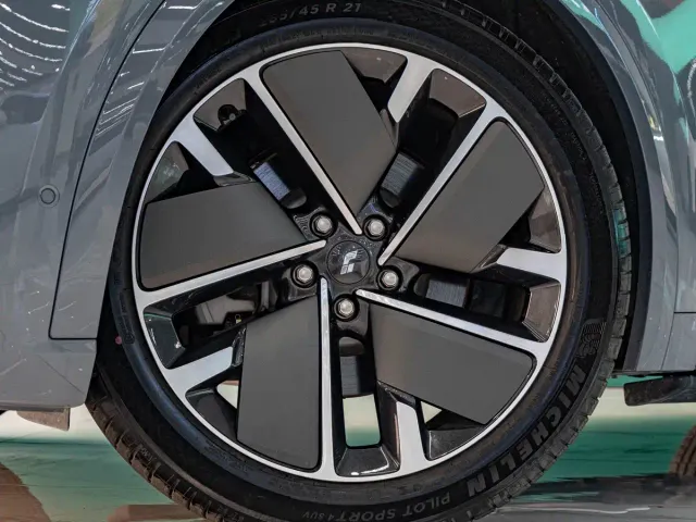 Li Auto L8 — Фото автомобиля 7