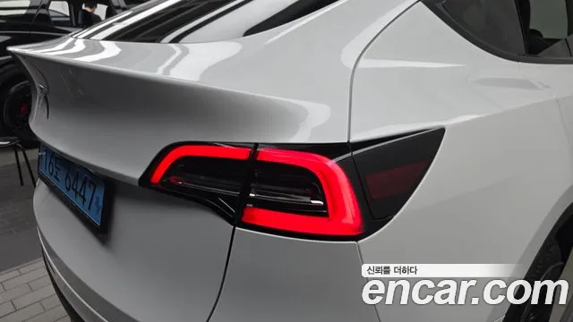 Tesla Model Y — Фото автомобиля 23