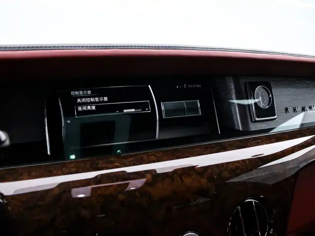 Rolls-Royce Phantom — Фото автомобиля 8