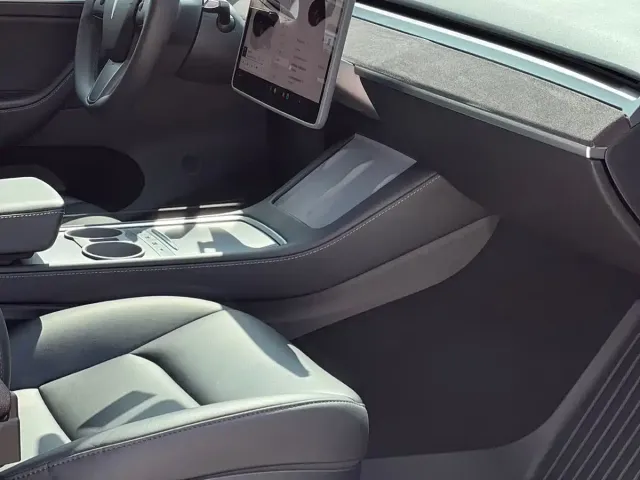 Tesla Model Y — Фото автомобиля 10