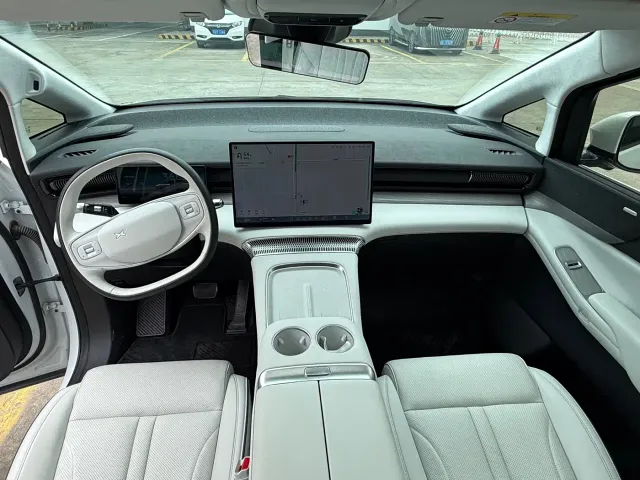 Xpeng X9 — Фото автомобиля 6