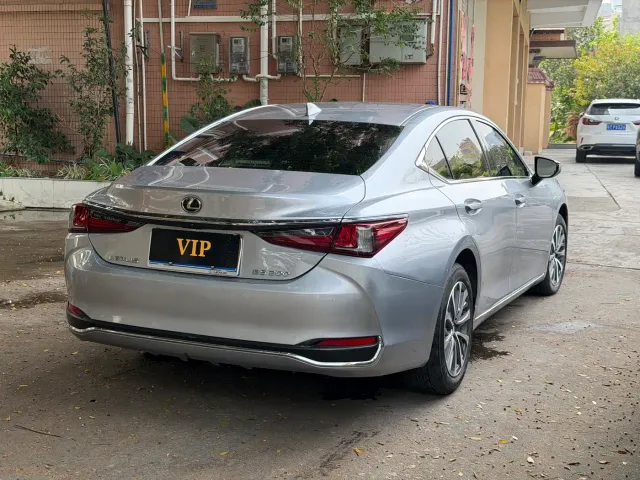 Lexus ES — Фото автомобиля 8