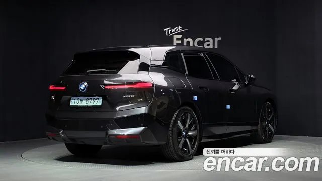 BMW iX — Фото автомобиля 2