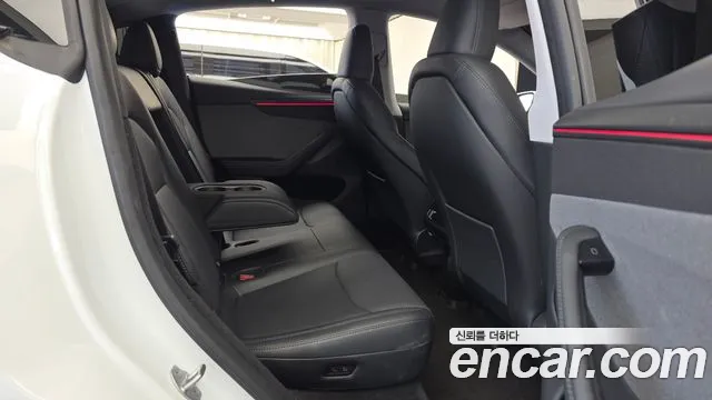Tesla Model Y — Фото автомобиля 18