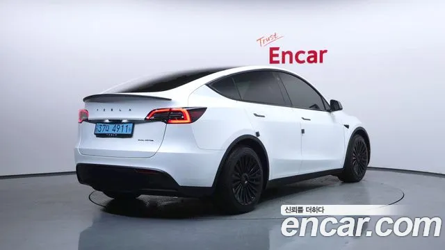 Tesla Model Y — Фото автомобиля 2