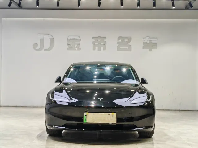 Tesla Model 3 — Фото автомобиля 2