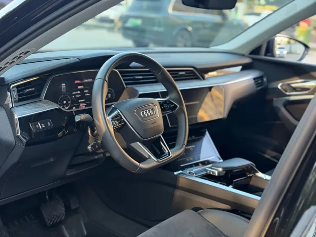Audi e-tron — Фото автомобиля 10