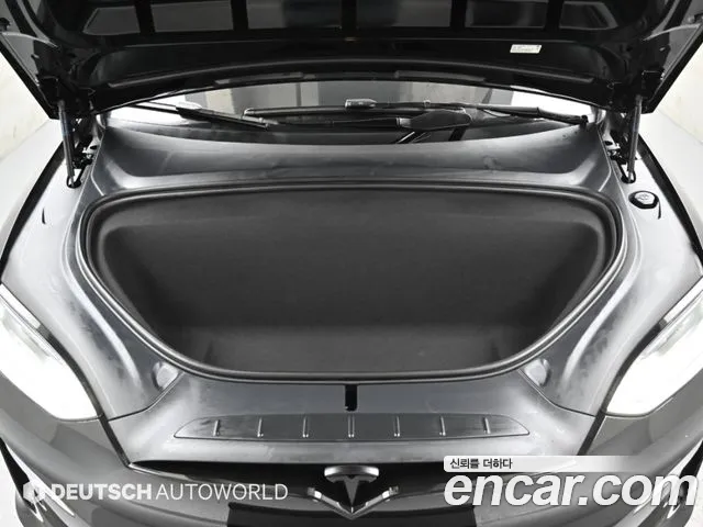 Tesla Model X — Фото автомобиля 14